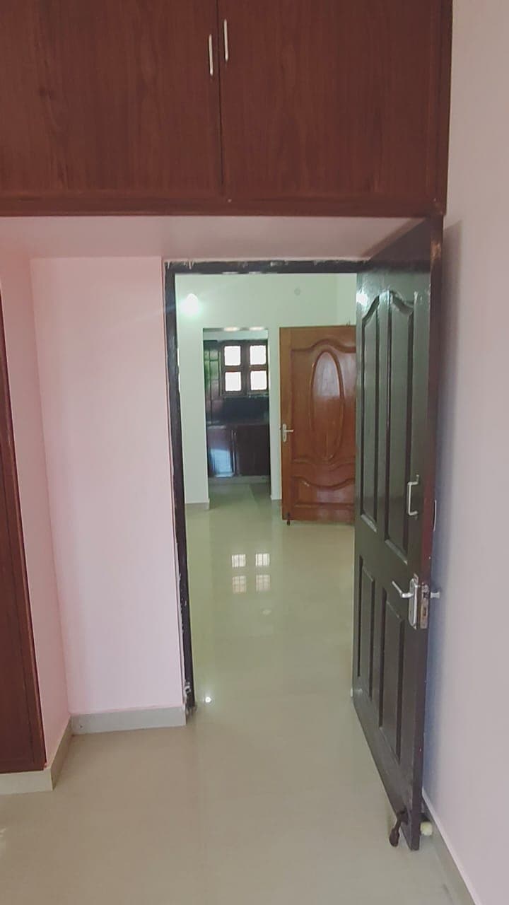 Resale 2 BHK flat for sale in Kolapakkam - Image 5